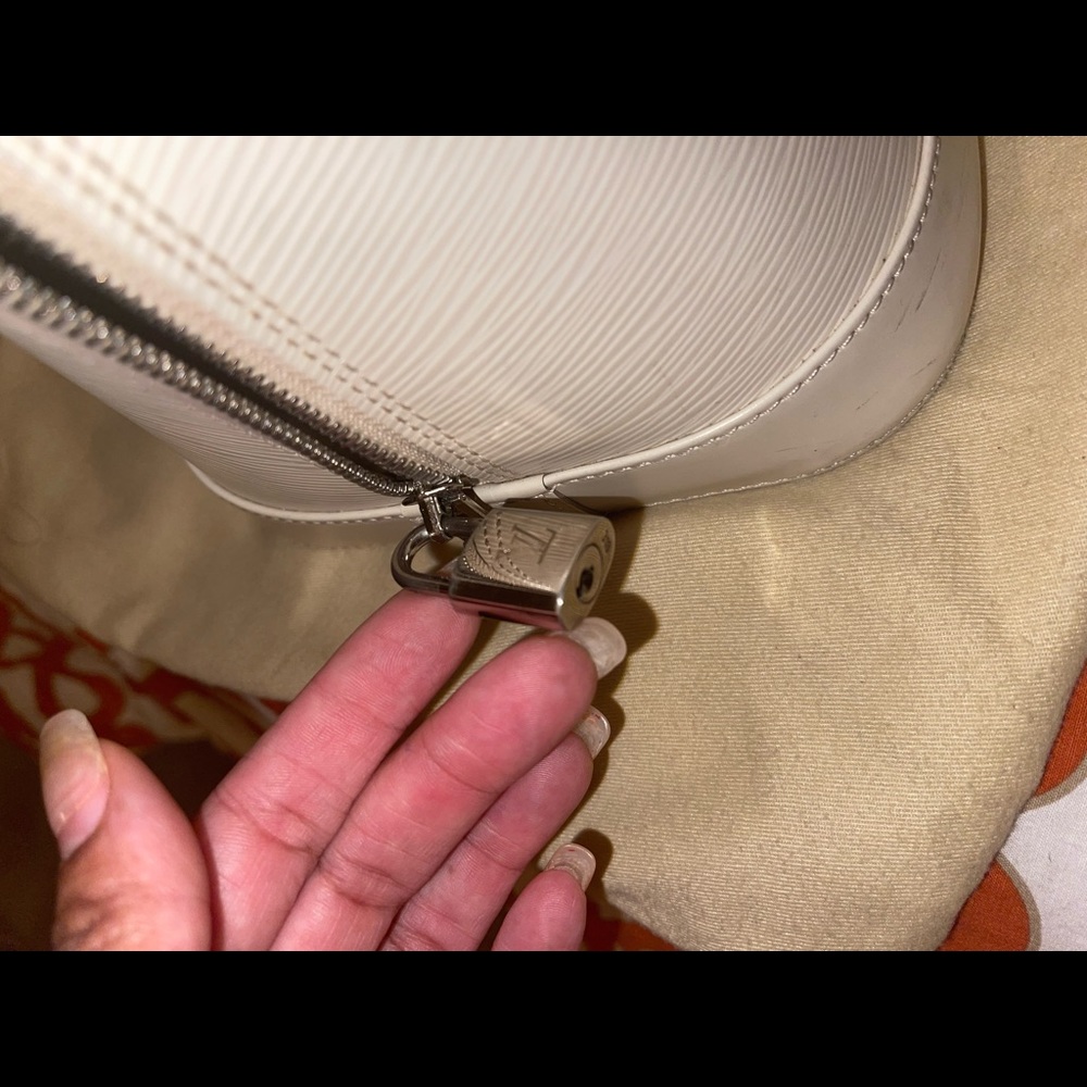 Authentic Louis Vuitton Alma Epi - Picture 7 of 8